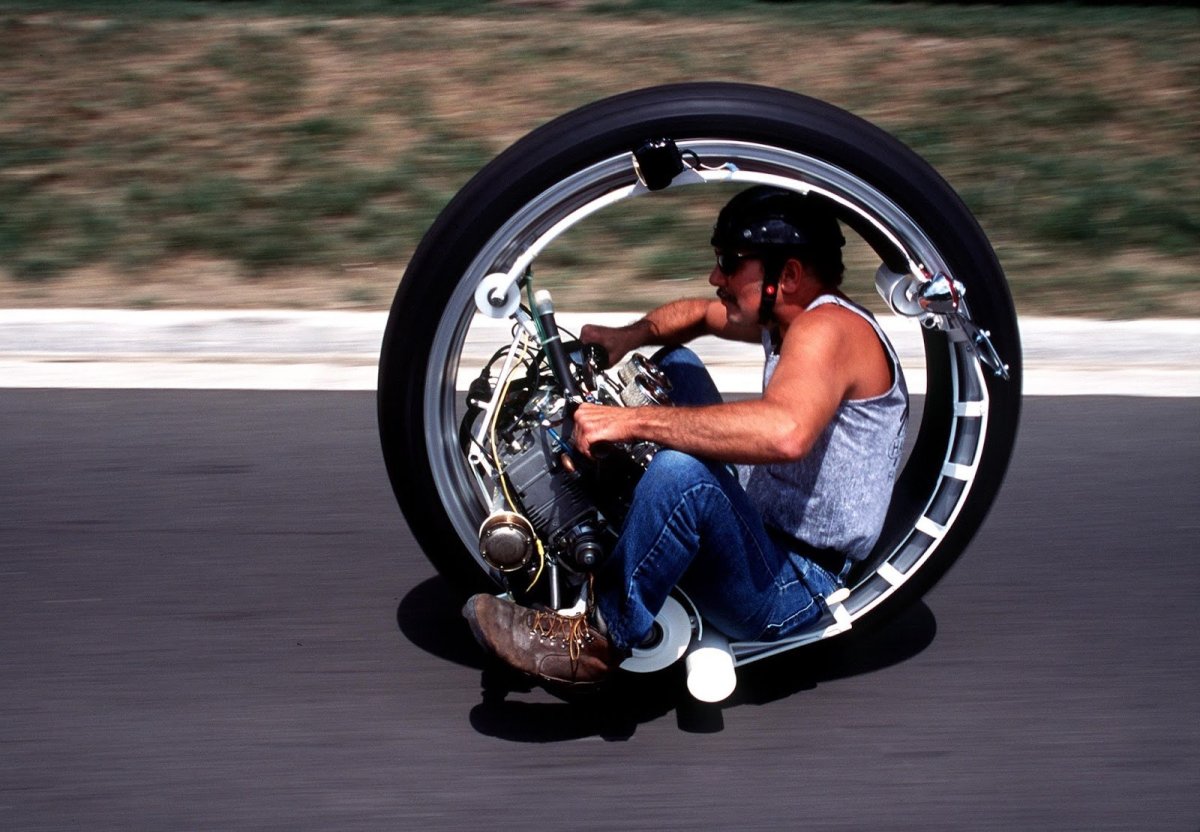 Одноколесный мотоцикл внутри колеса