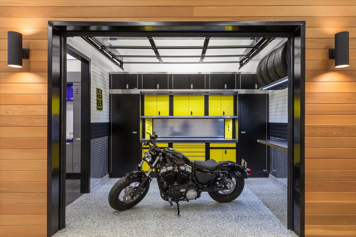 Деревянный гараж для мотоцикла