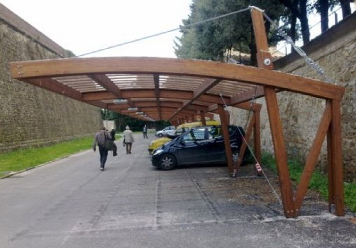 Консольный навес для автомобиля из дерева