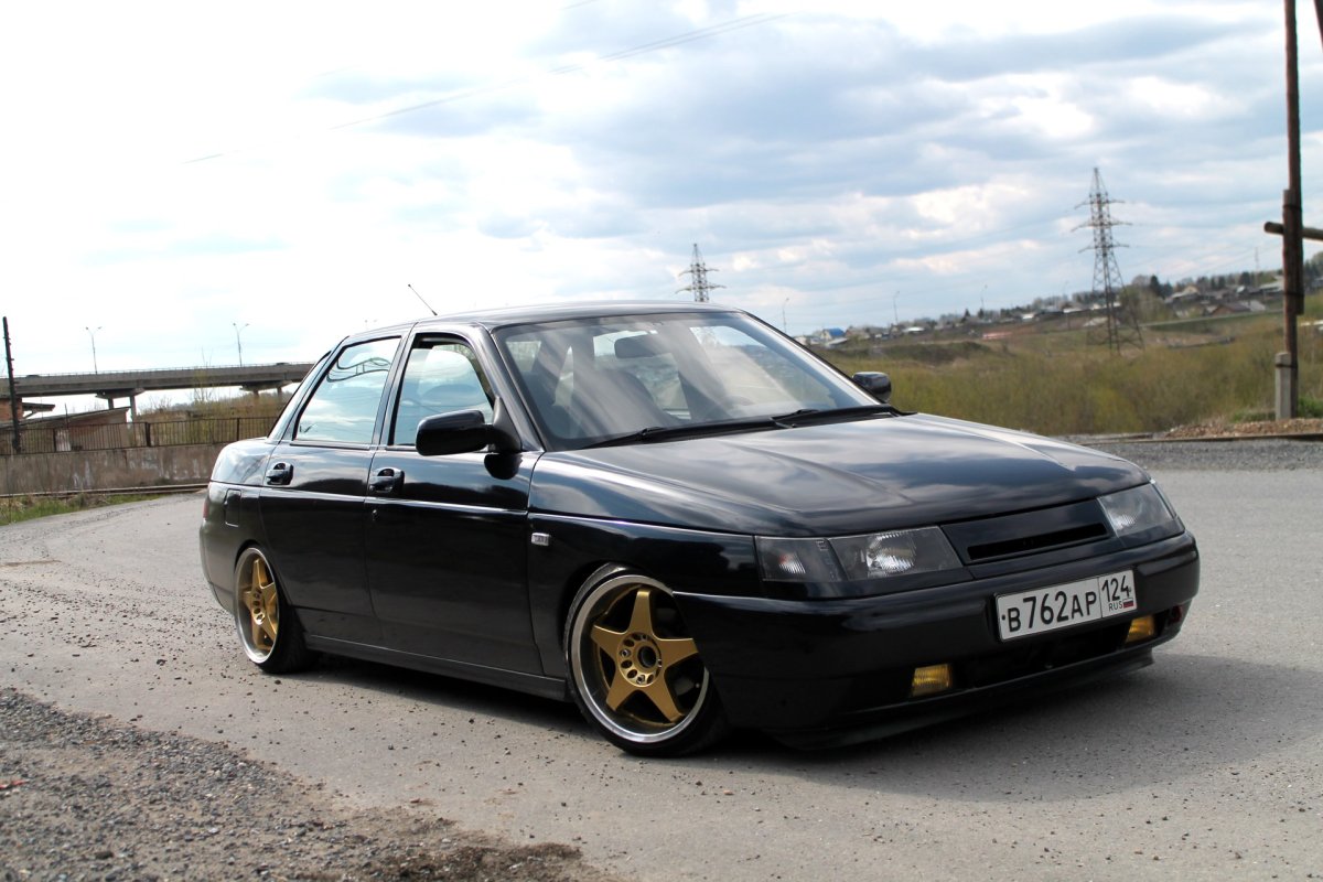 ВАЗ 2110 на золотых дисках