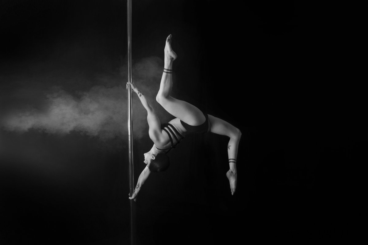 Pole Dance на черном фоне