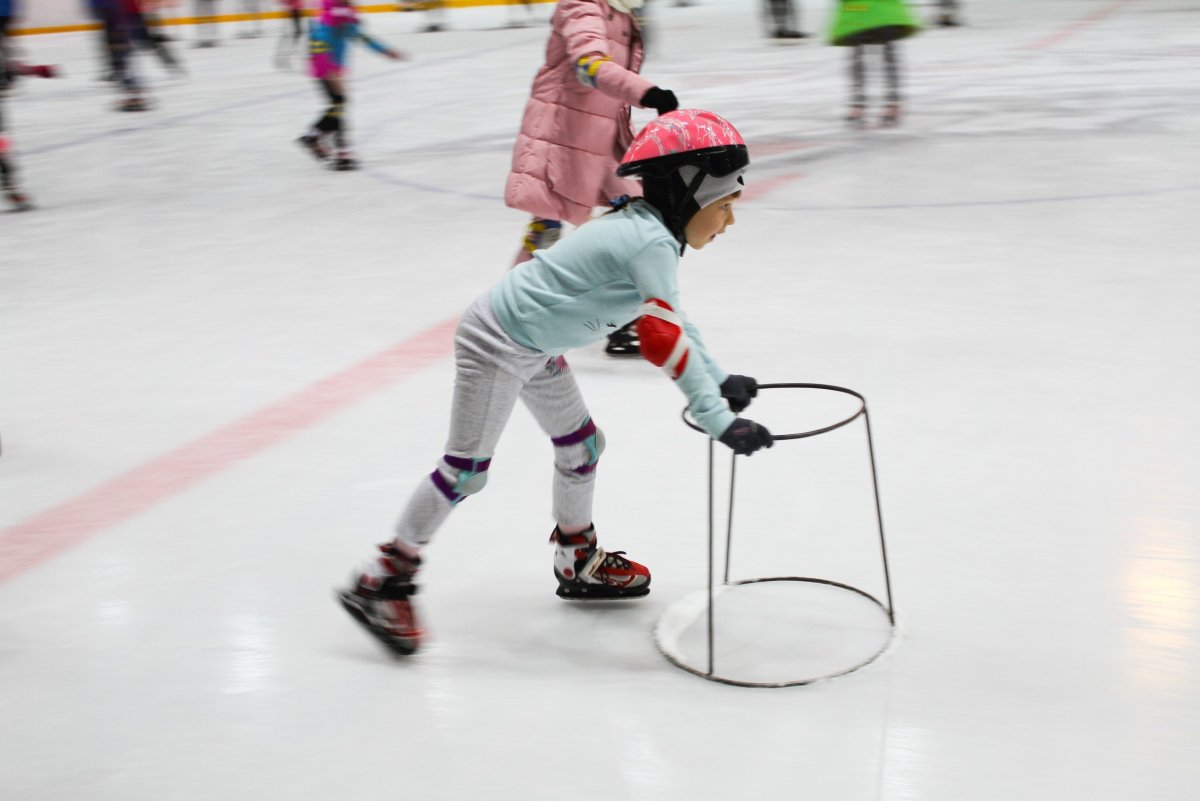 Научить ребенка кататься на коньках