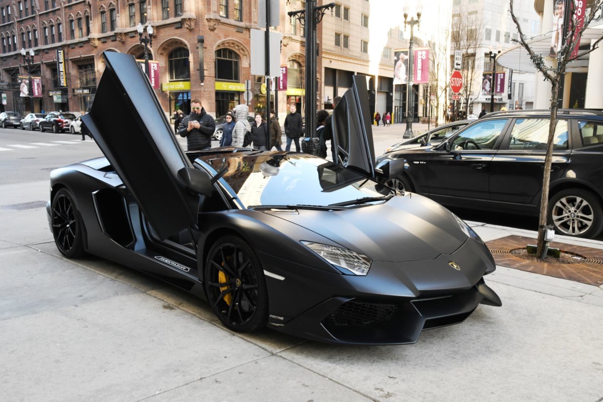 Lamborghini Aventador Roadster черная