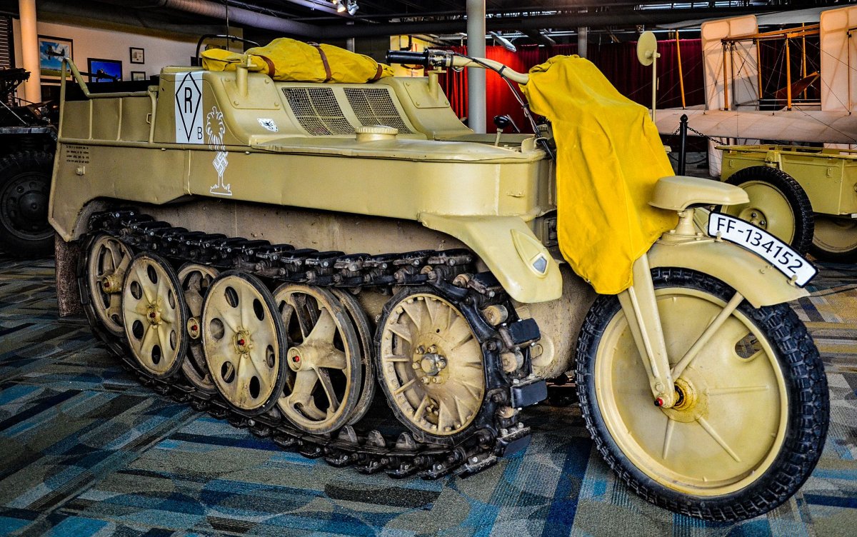 Полугусеничный тягач Kettenkrad HK 101