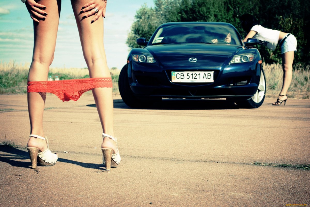 Женские ноги возле машины