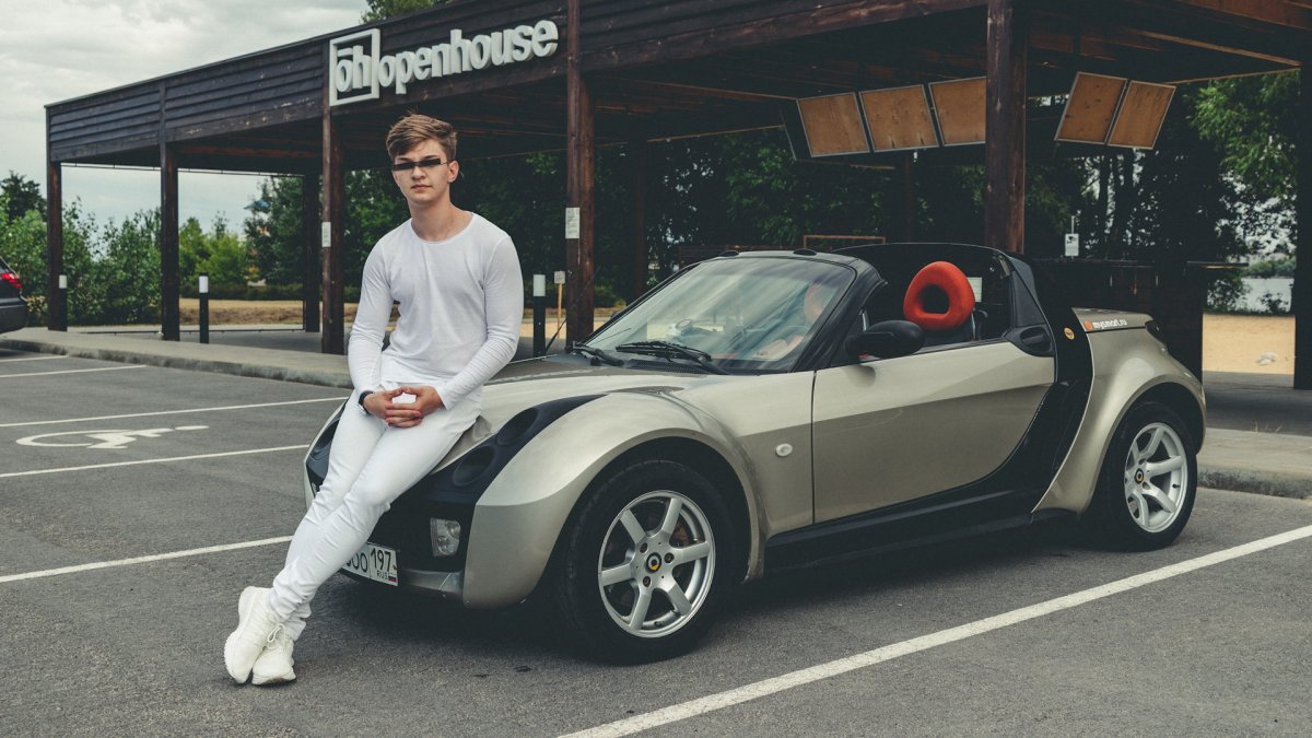 Smart Roadster рядом с человеком