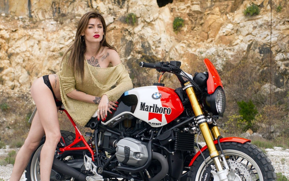 Девушка BMW R NINET Racer