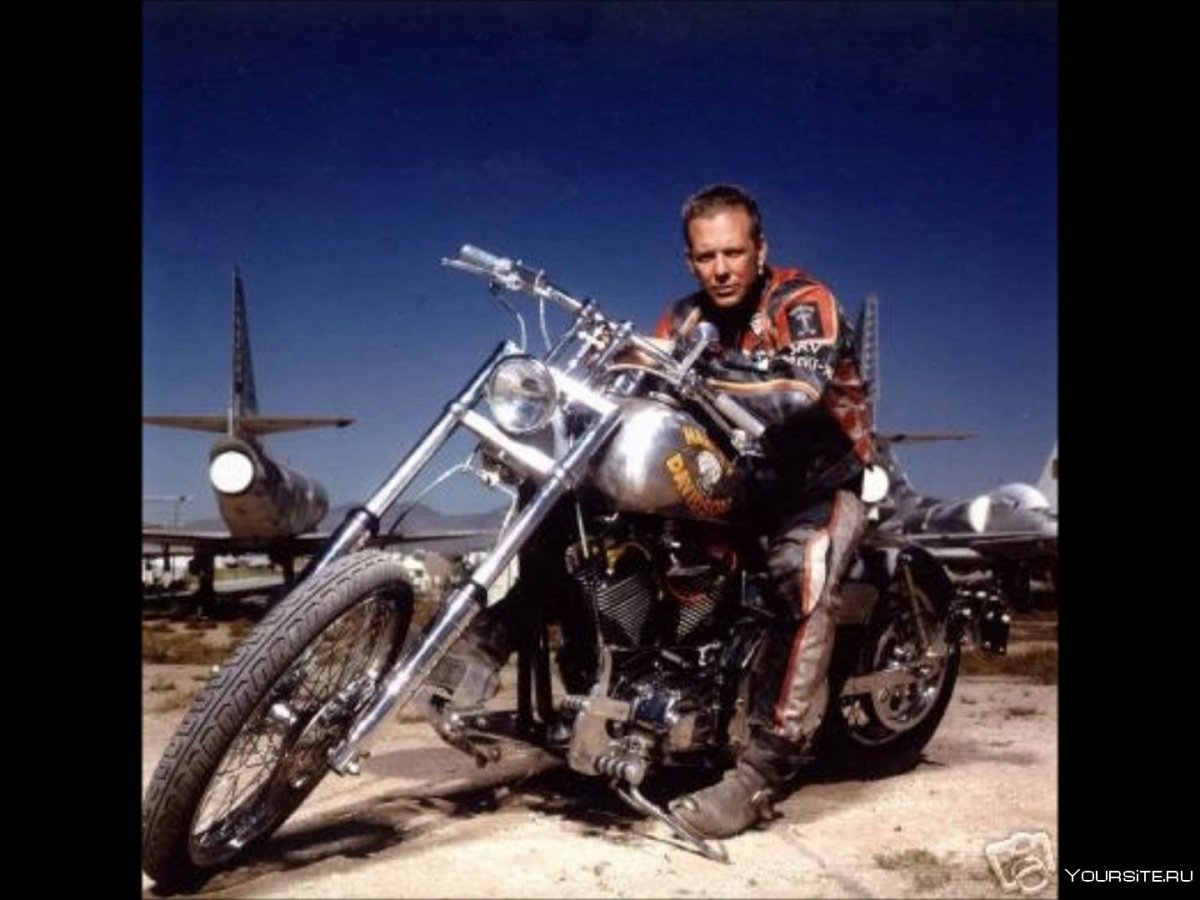 Harley Davidson и ковбой Marlboro мотоцикл