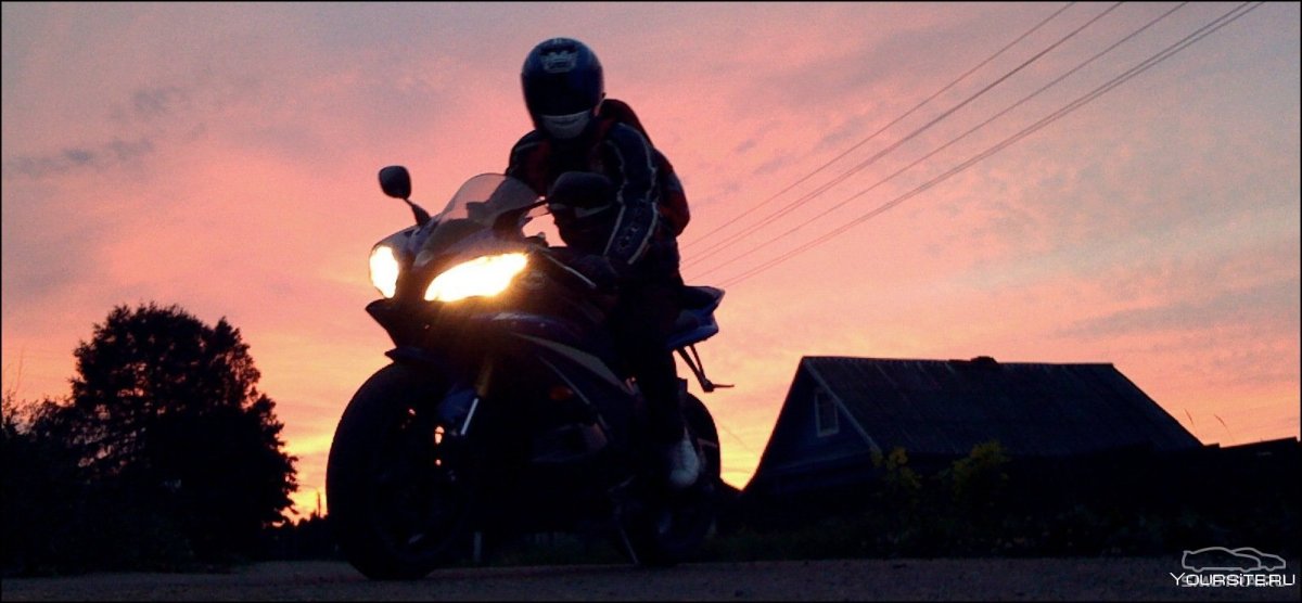 Парень на мотоцикле ночью