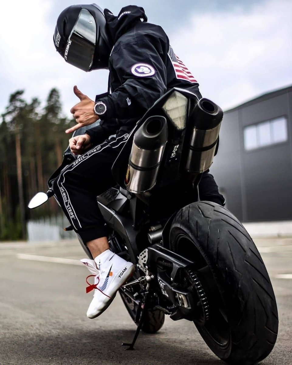 Крутой мотоциклист