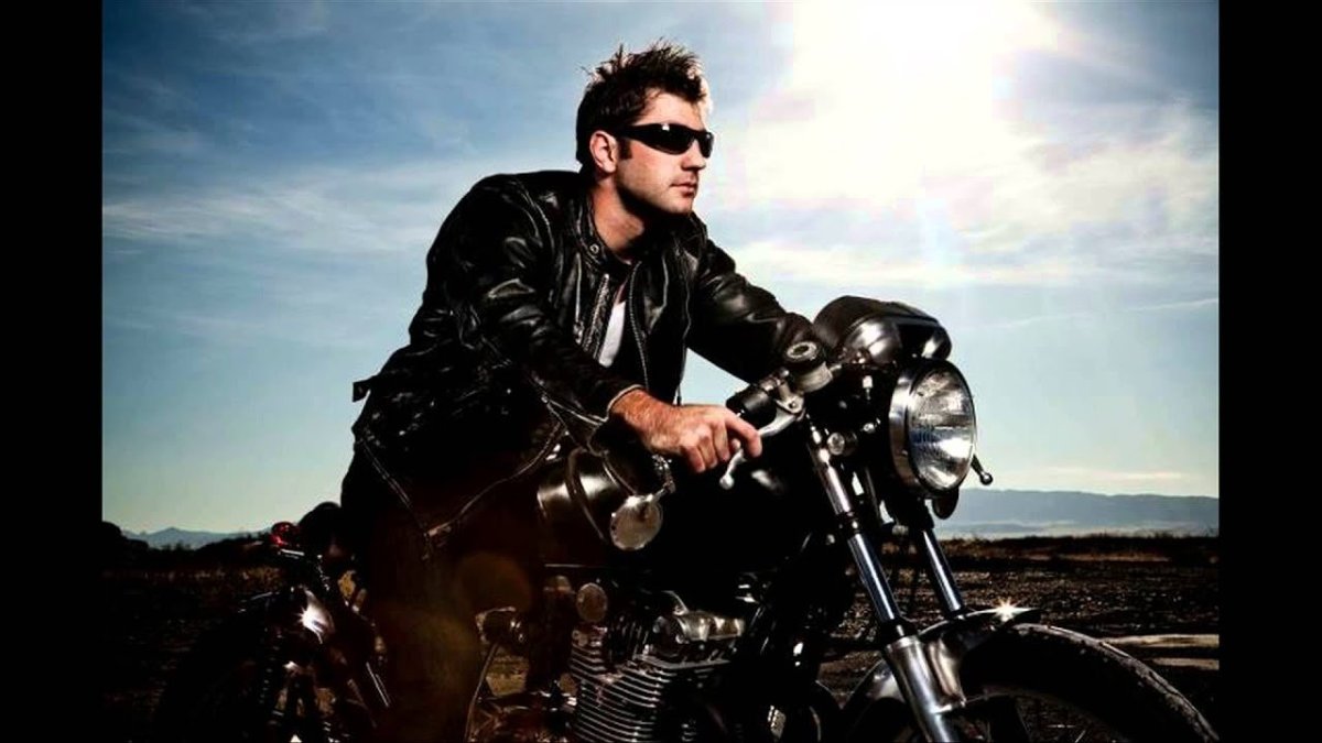 Парень на байке