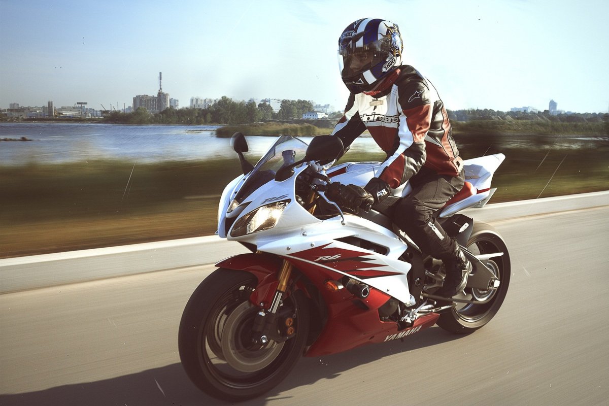 Парень с спортивным мотоциклом