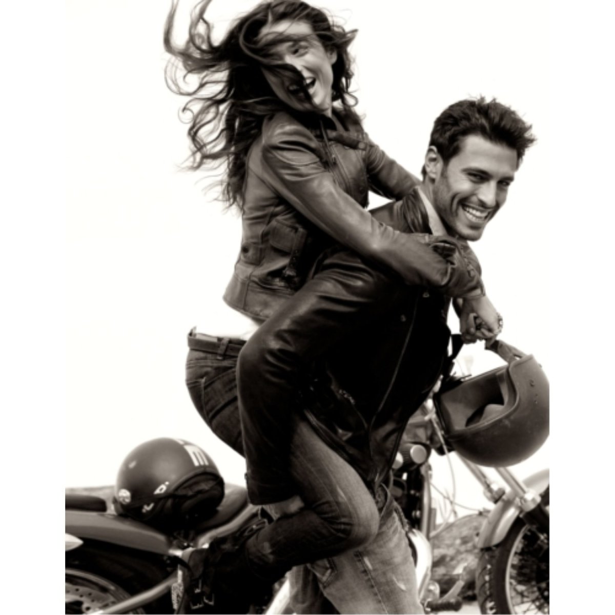 Мужчина и женщина на мотоцикле