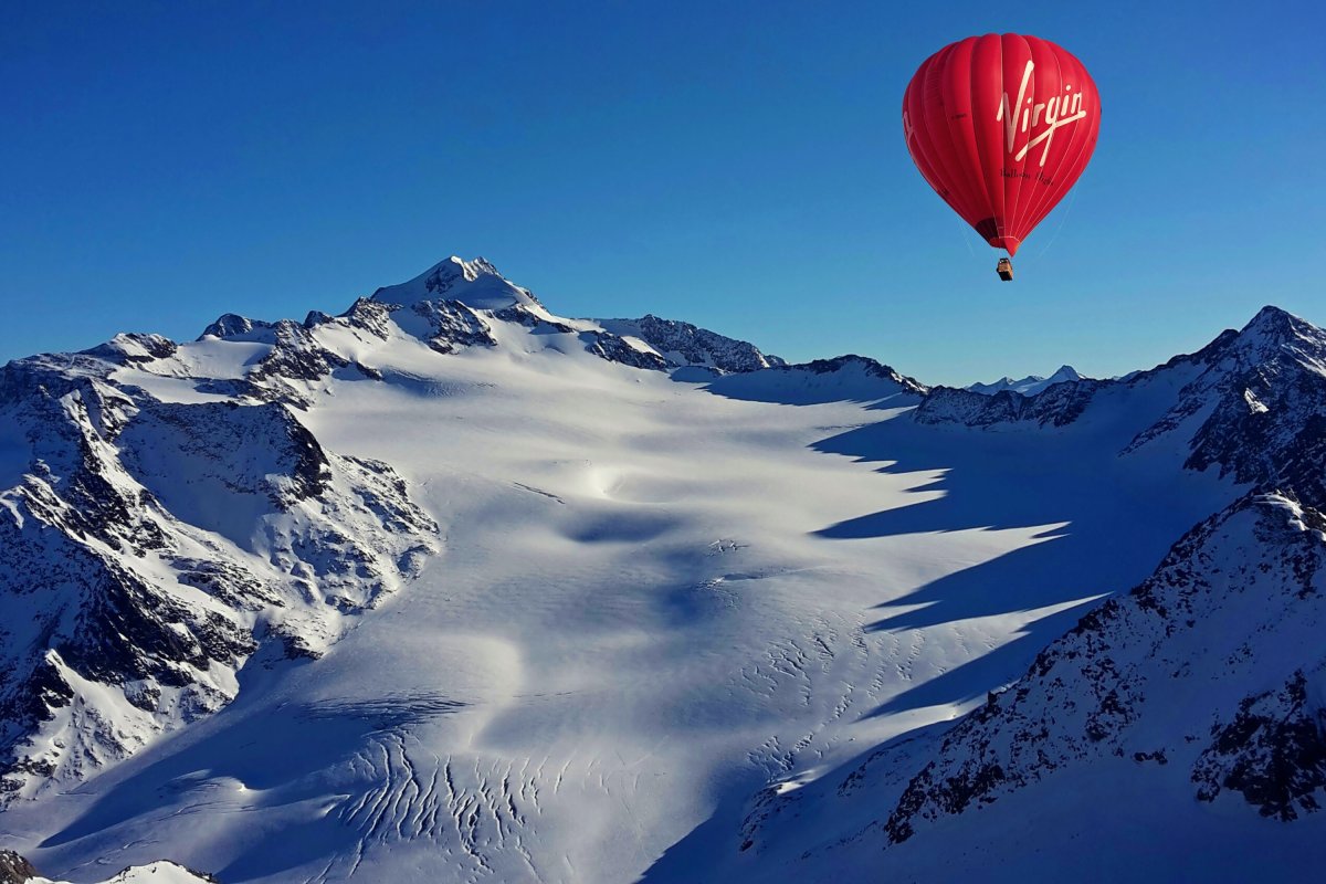 Воздушный шар в горах