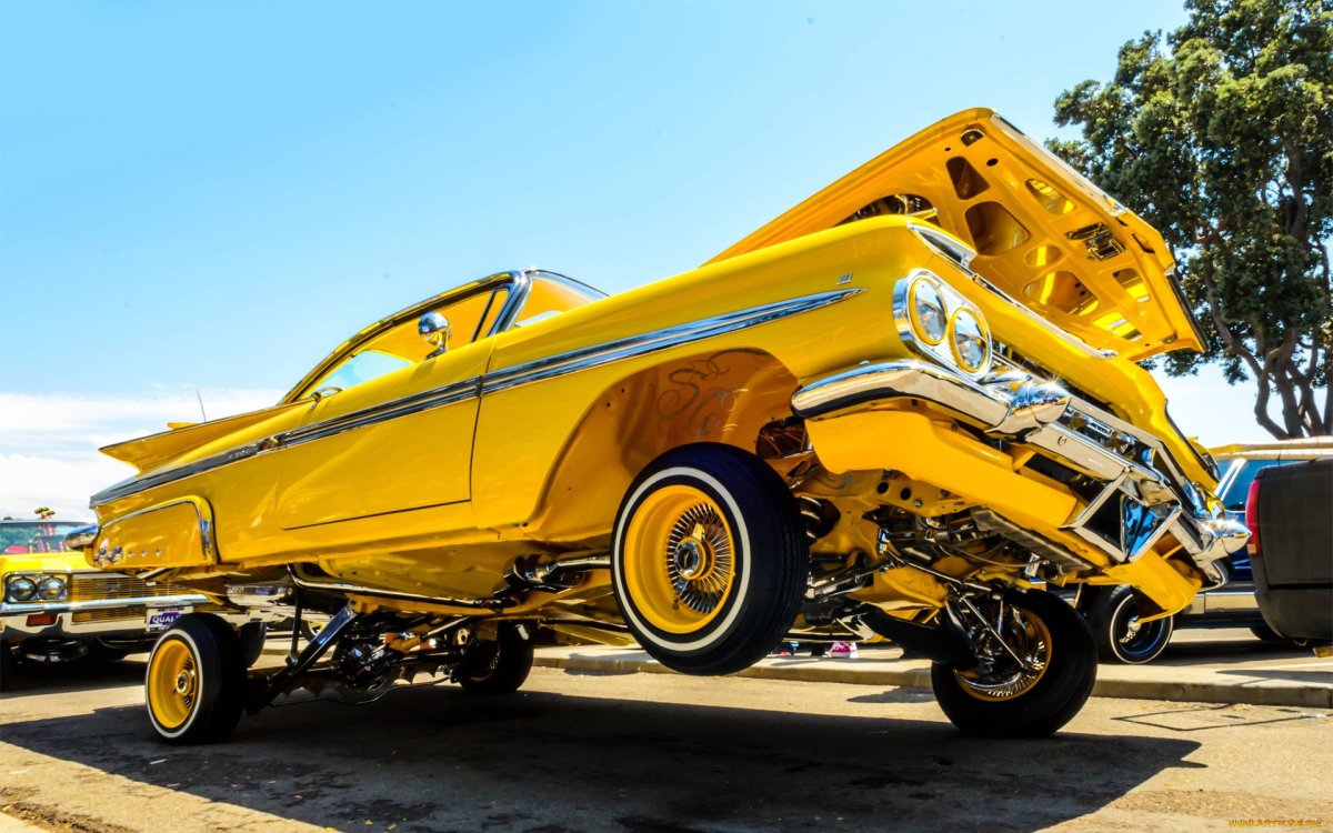 Лоурайдер Chevrolet Impala жёлтая
