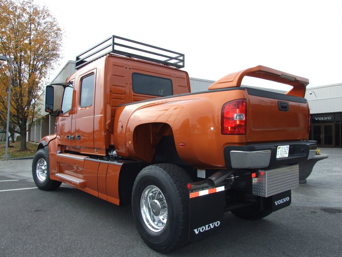 Volvo VHD Semi Truck