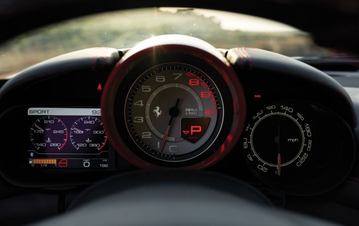 Ferrari California панель приборов