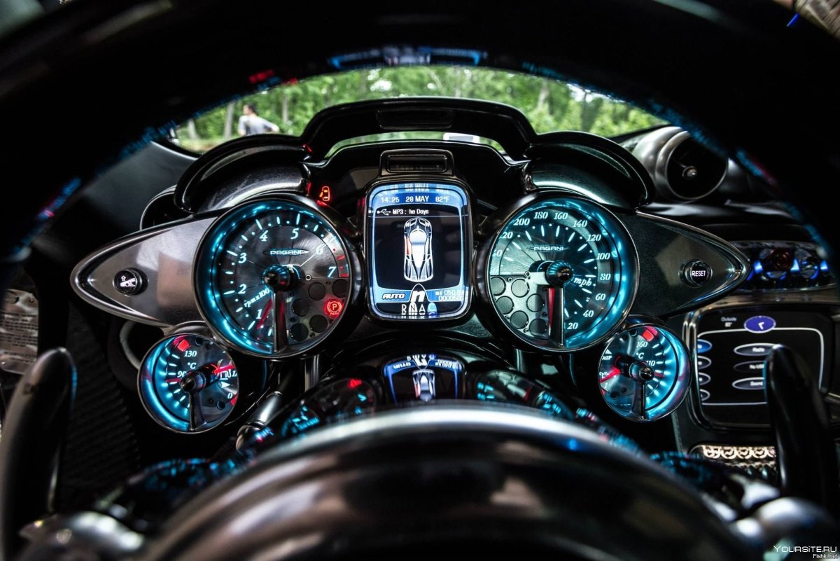 Pagani Huayra приборная панель