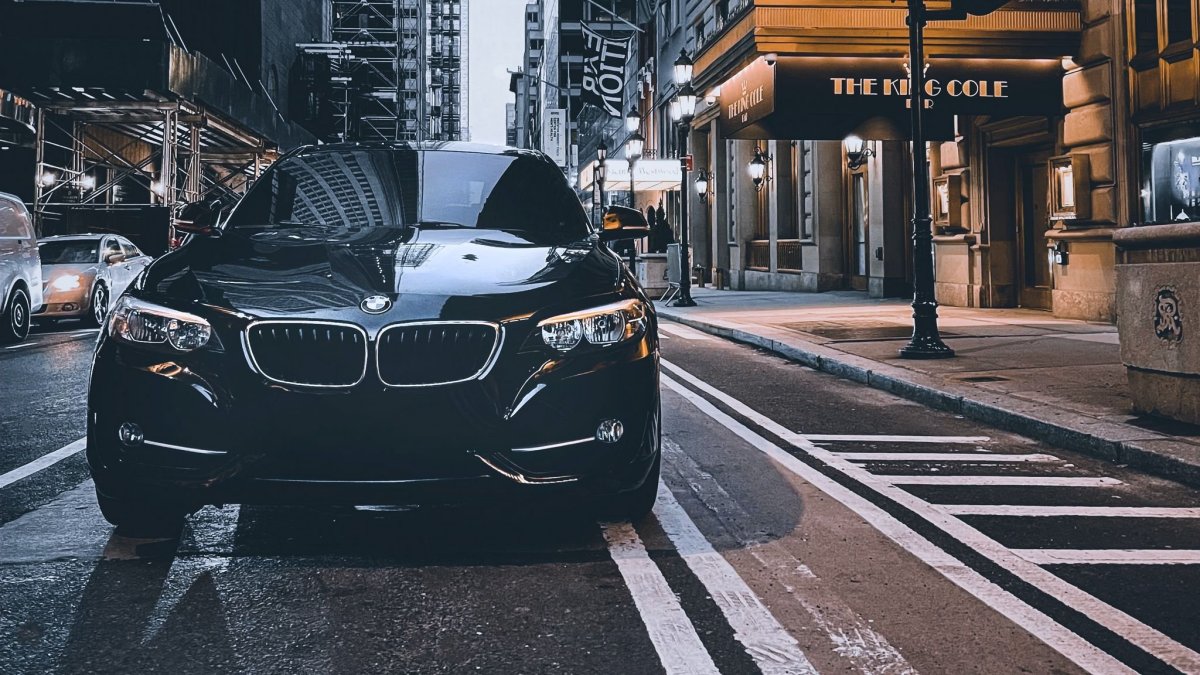 Черная BMW на фоне города