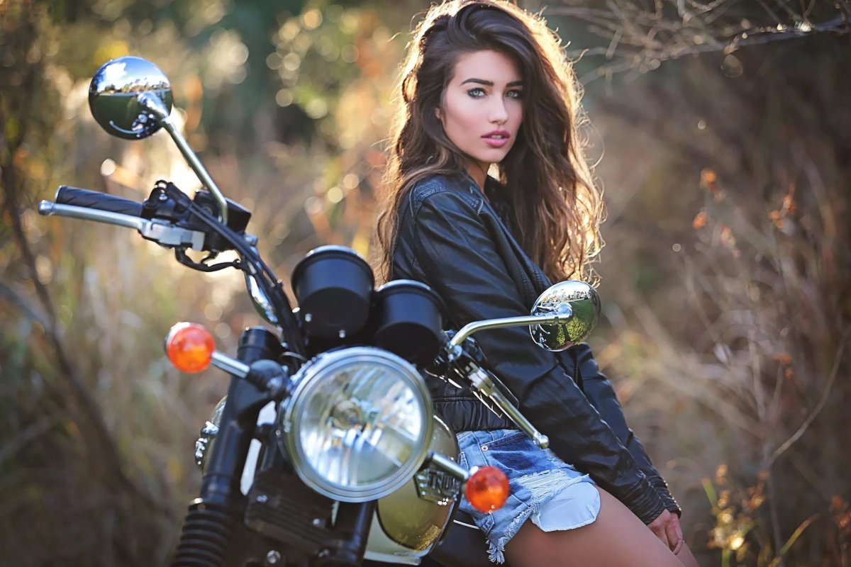 Миранда Керр на мотоцикле