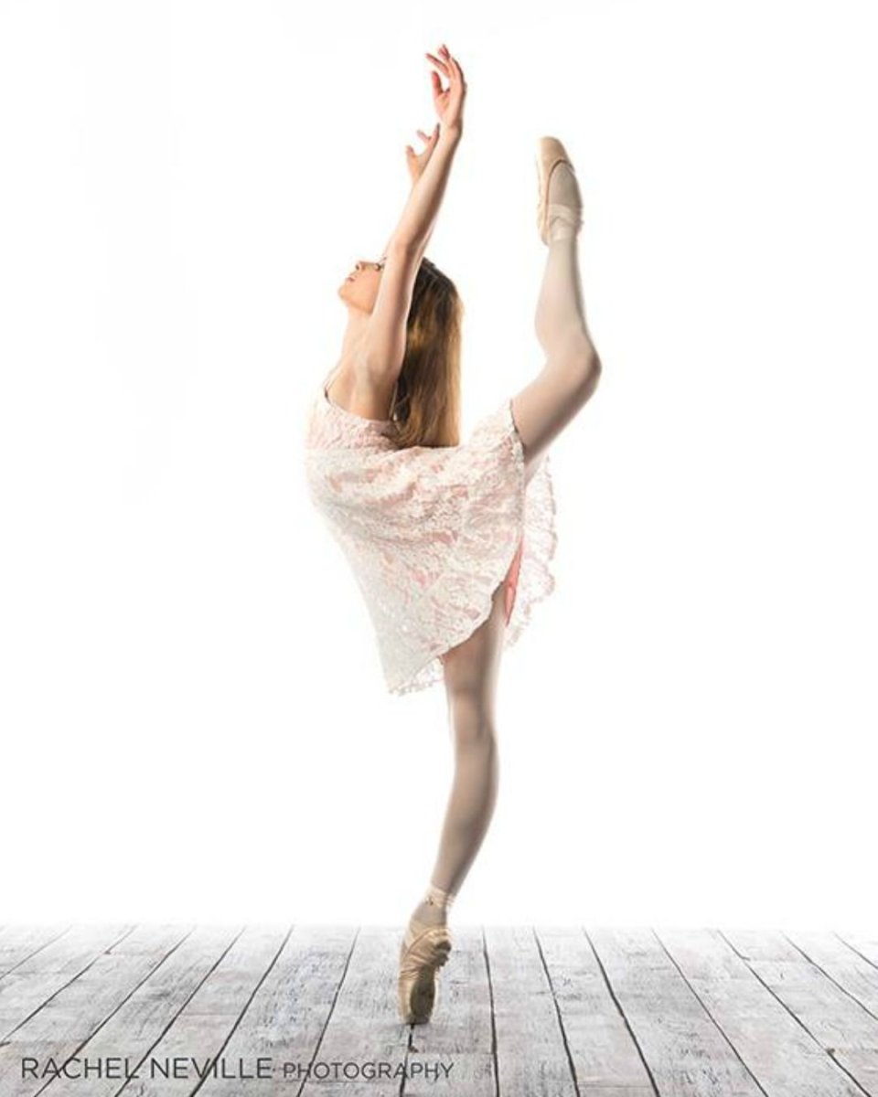 Танцовщица с поднятой ногой