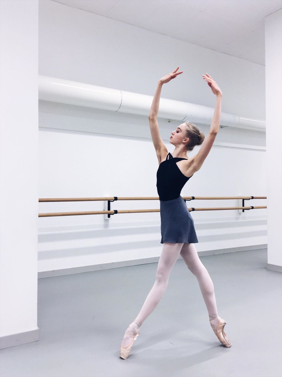 Девушка у балетного станка