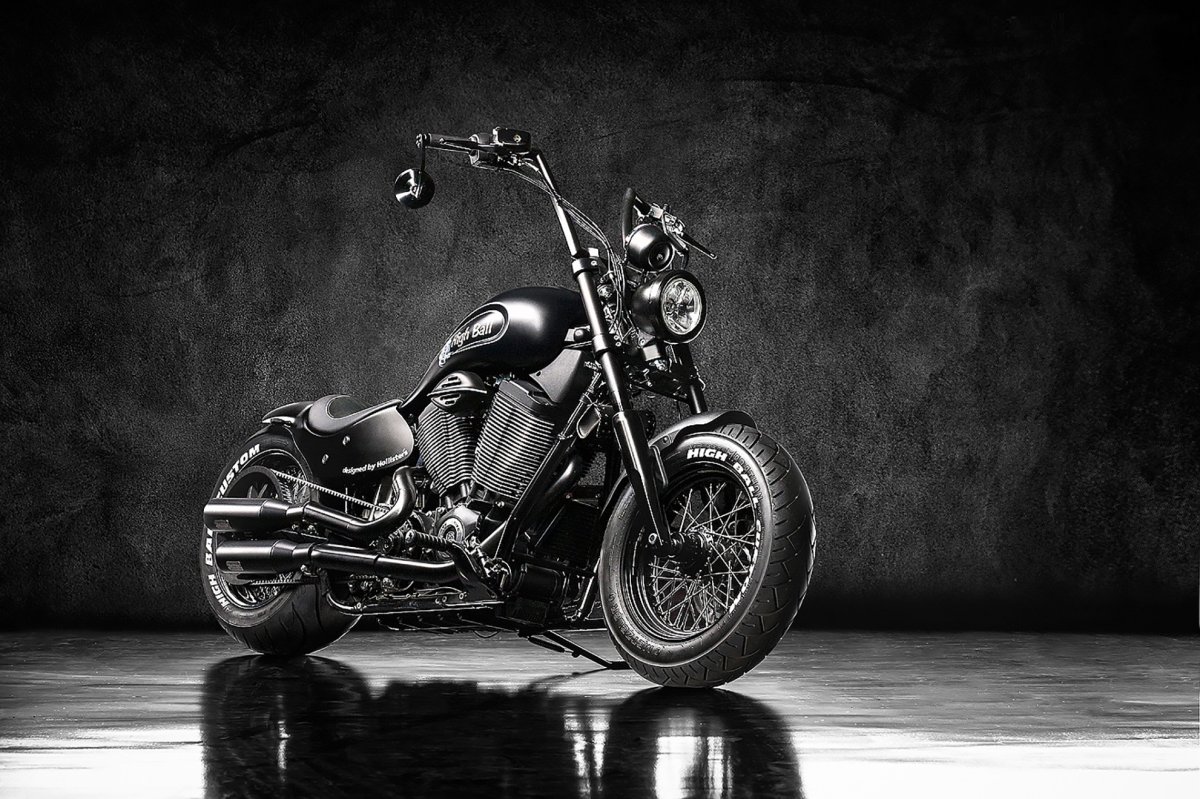 Мотоцикл на темном фоне
