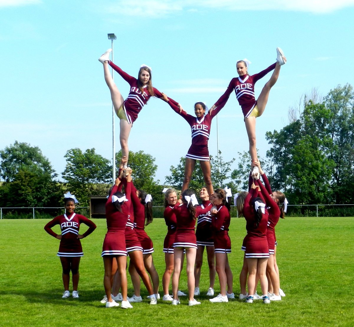 Черлидинг стант и пирамиды