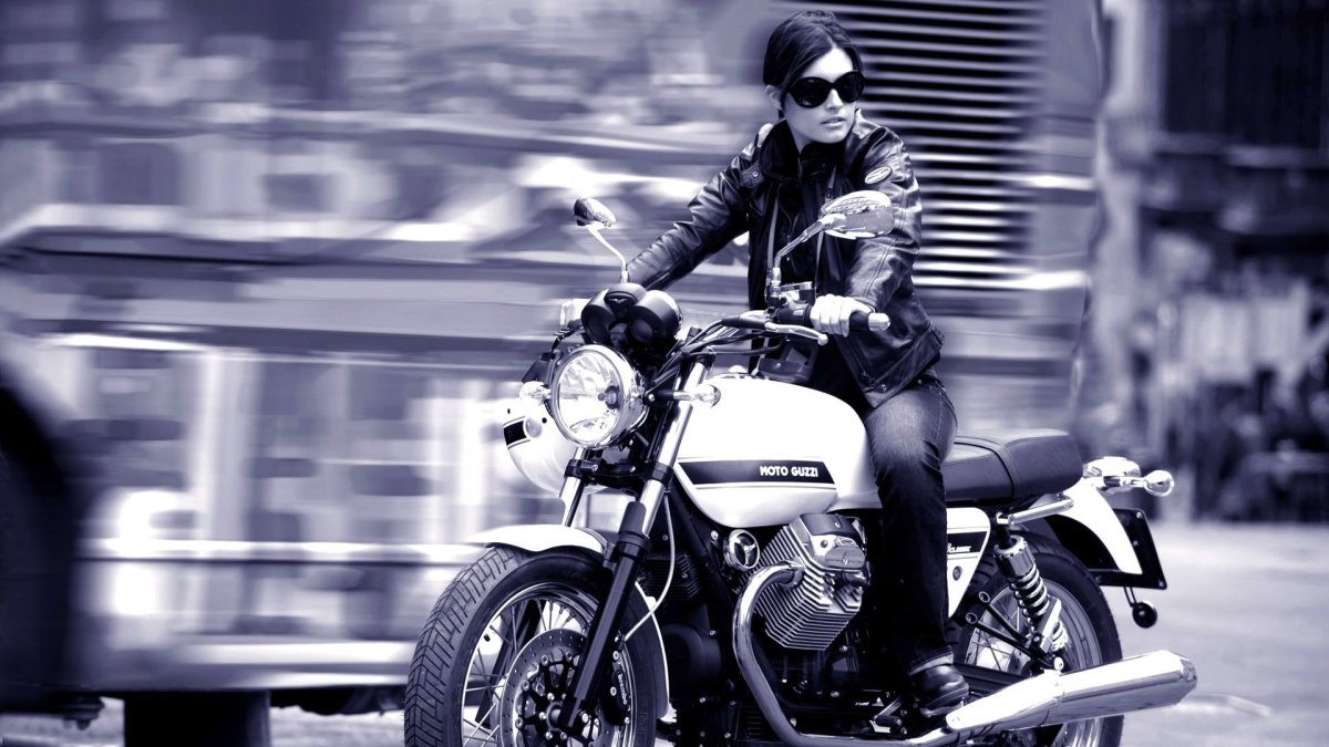 Элизабет Бирдм мотоциклистка