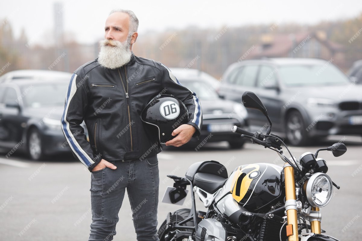 Старый бородат на мотоцикле