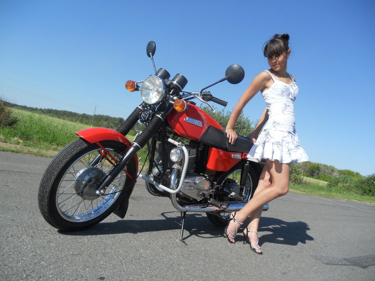 Мотоцикл Ява 638 350 и девушка