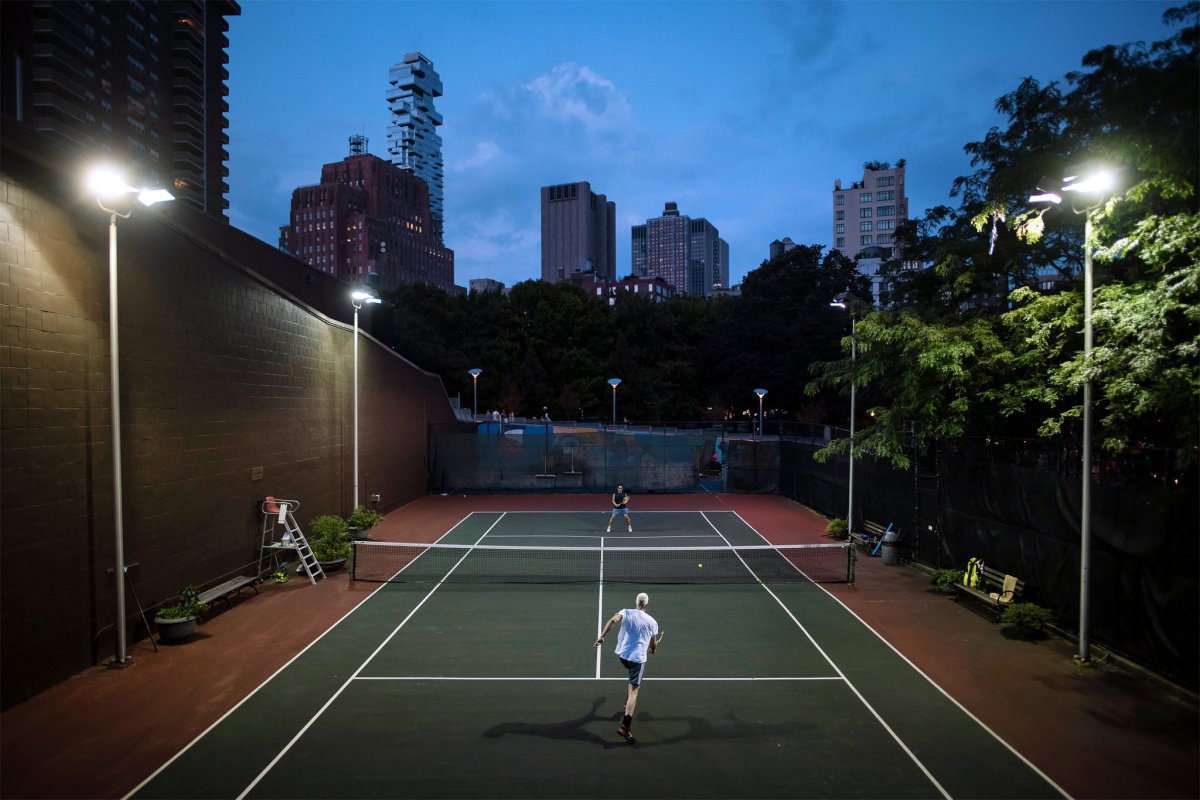 Теннисный корт ночью