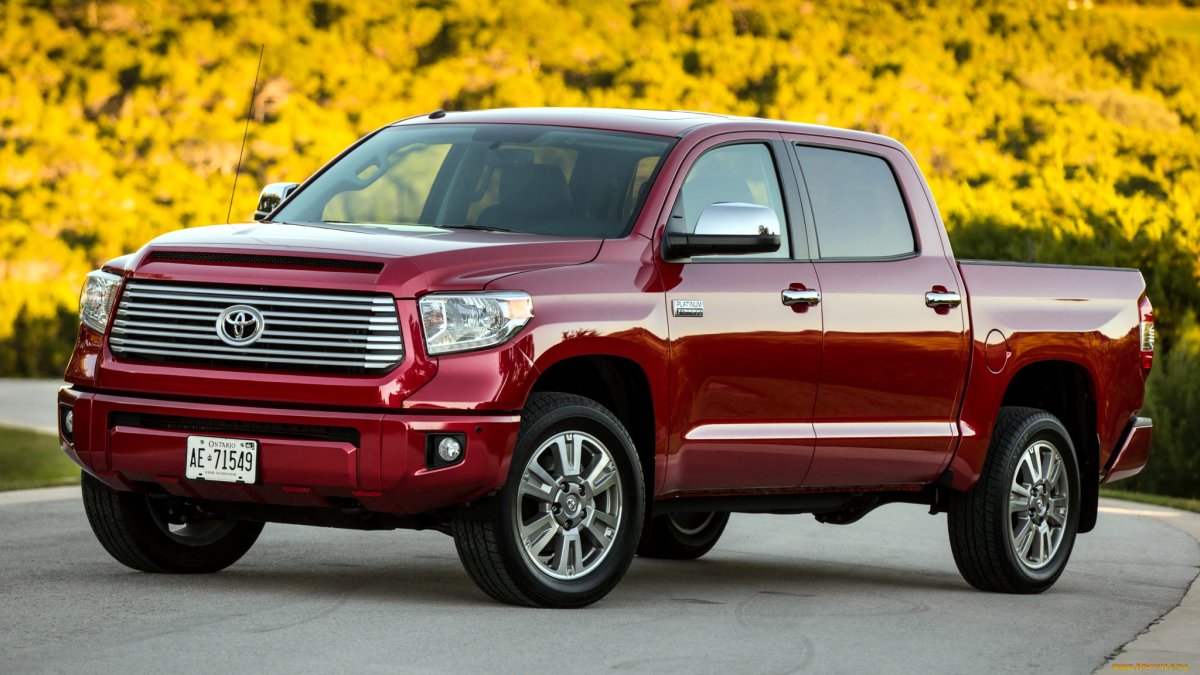 Toyota Tundra с автомобилем в пикапе