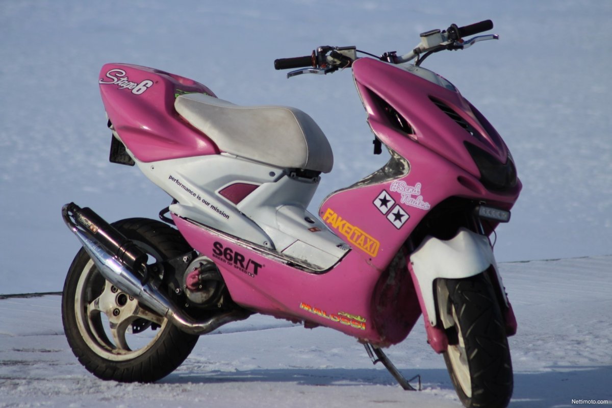 Yamaha Aerox красный