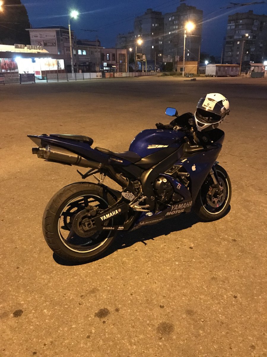 Спортбайк ночью