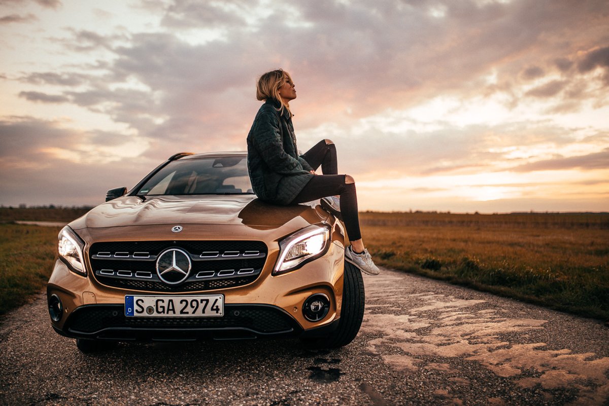 GLA Mercedes и девушка