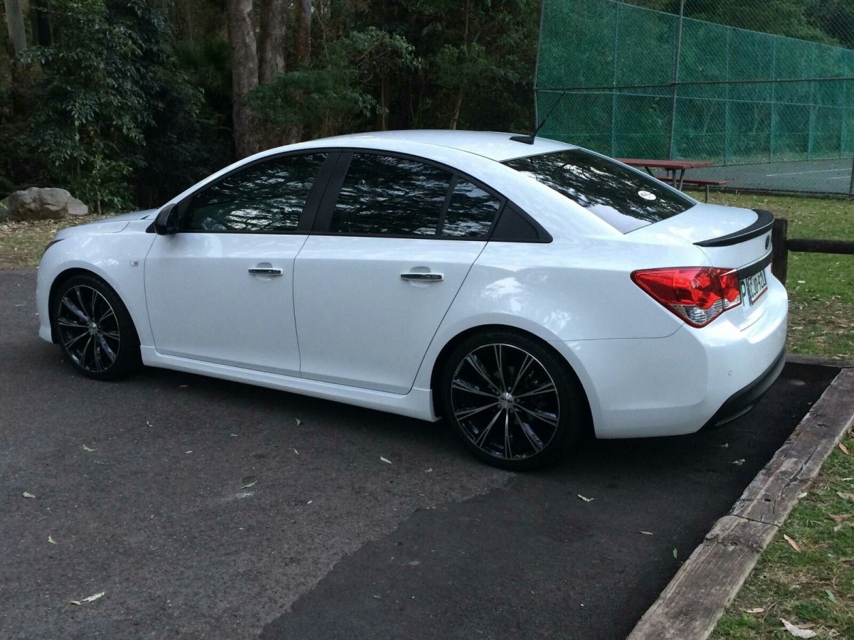 Chevrolet Cruze белый на 19 колесах