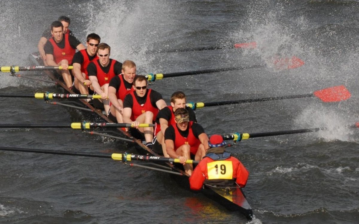 Академическая гребля восьмерка распашная