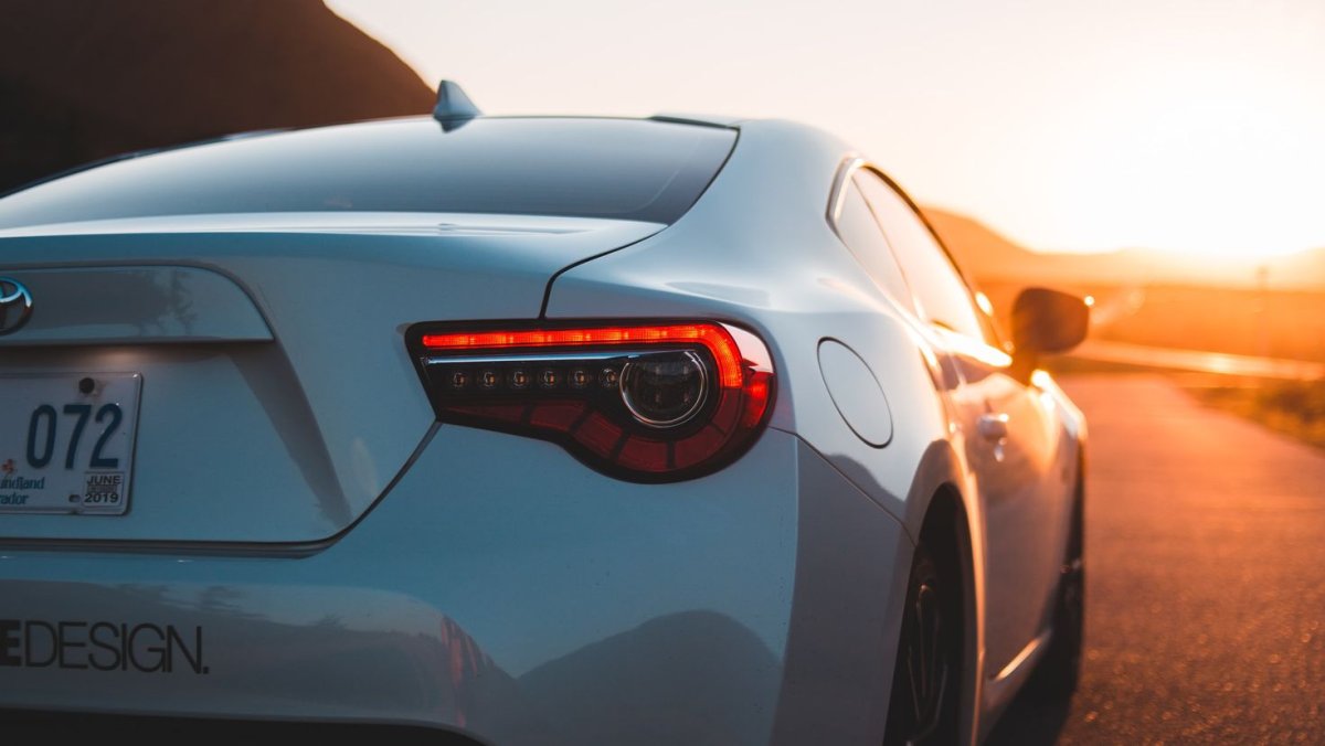 Желтый BMW m8 и закат вид сзади