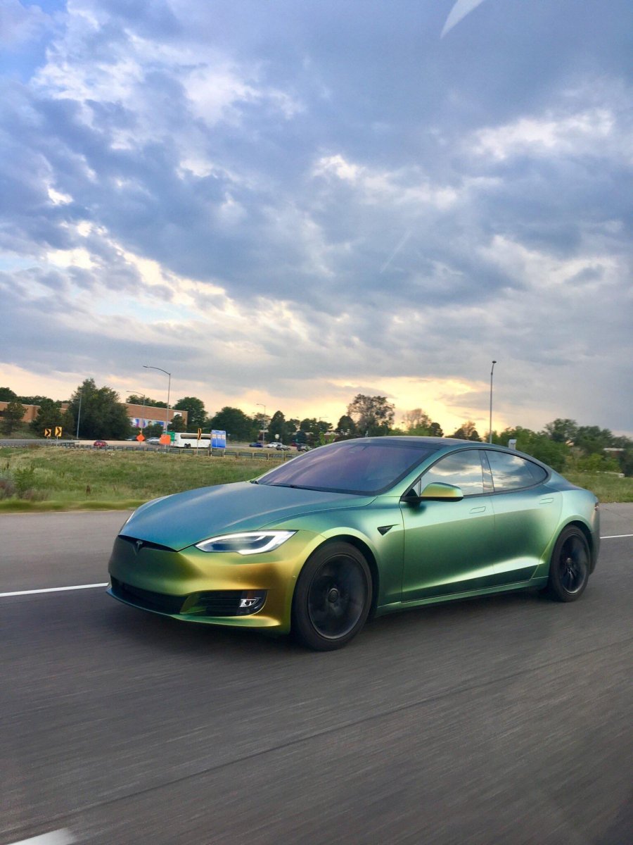 Tesla model 3 зеленая