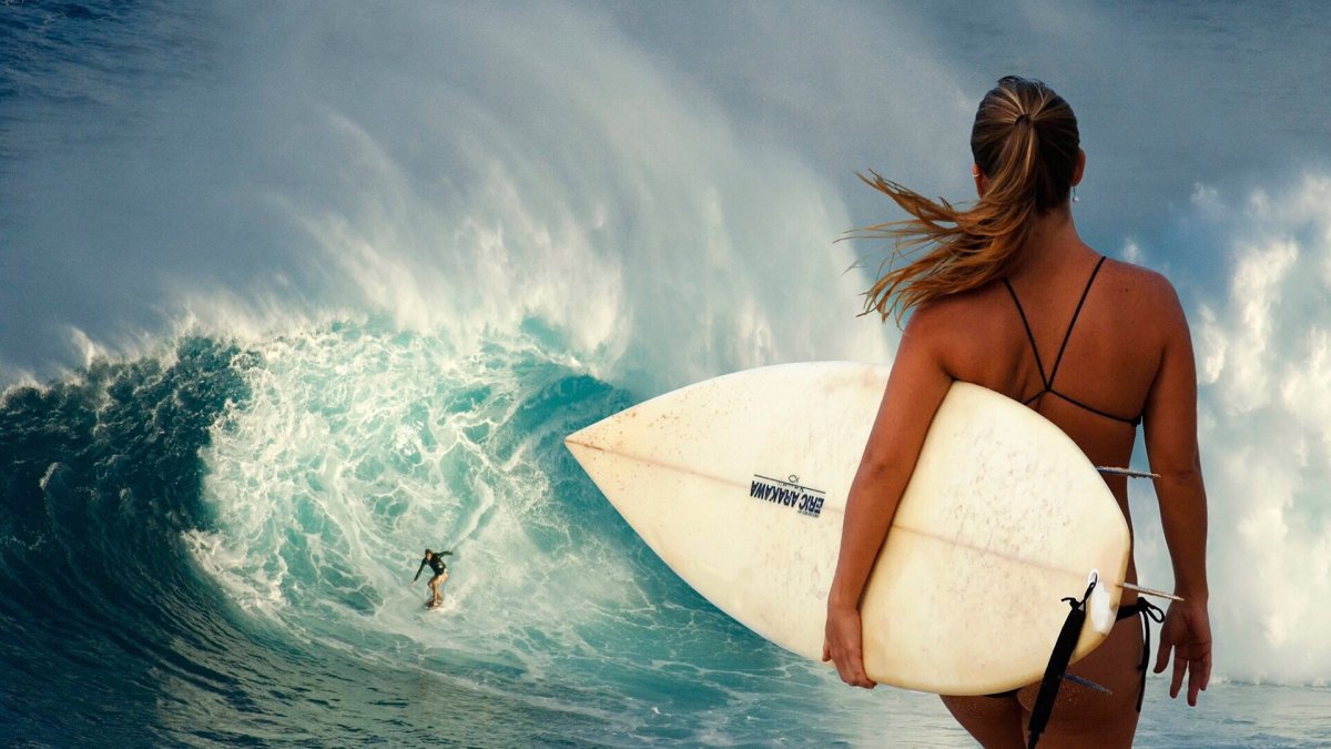 Красивая девушка серфинг