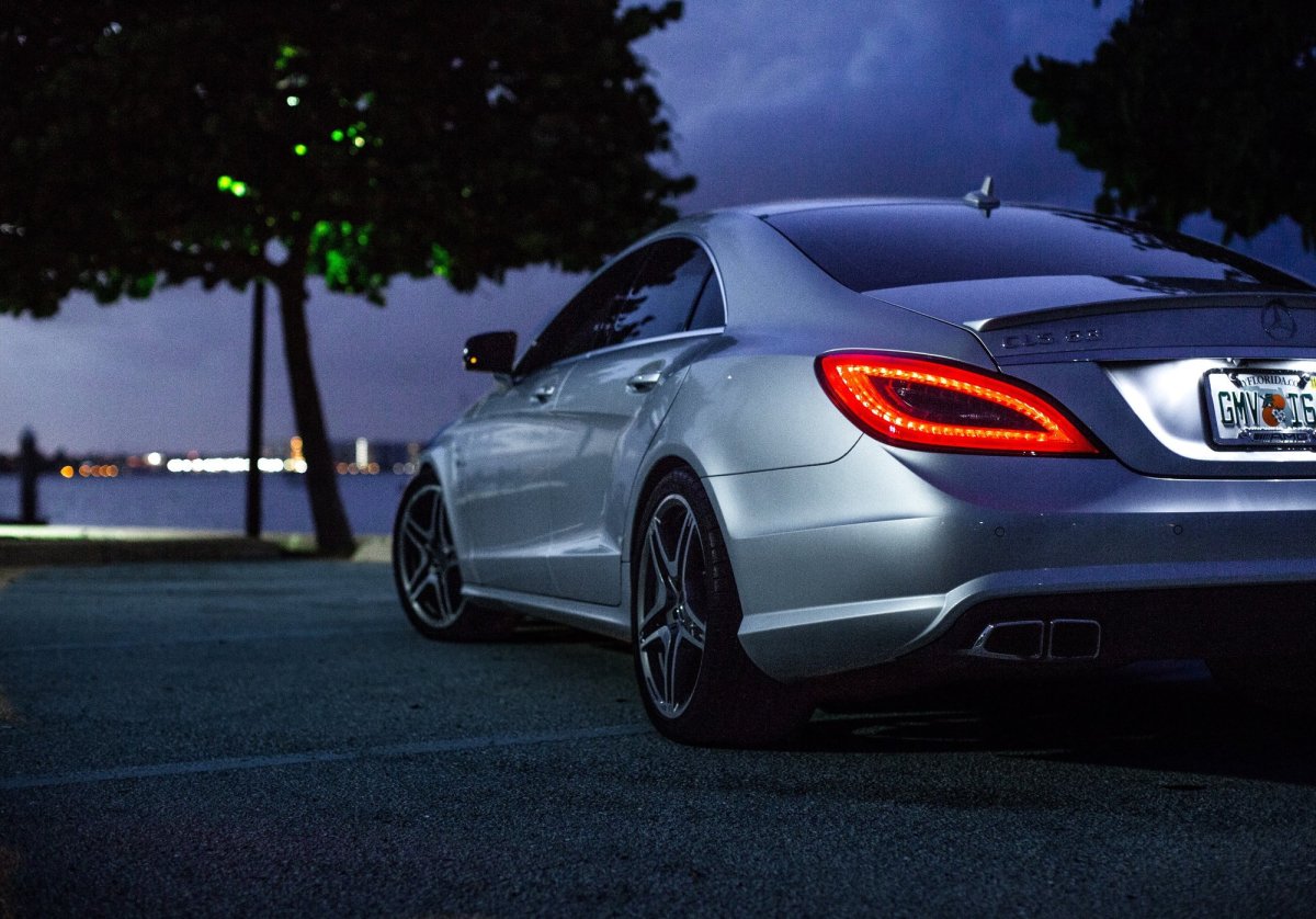 Mercedes Benz CLS 63 AMG ночью