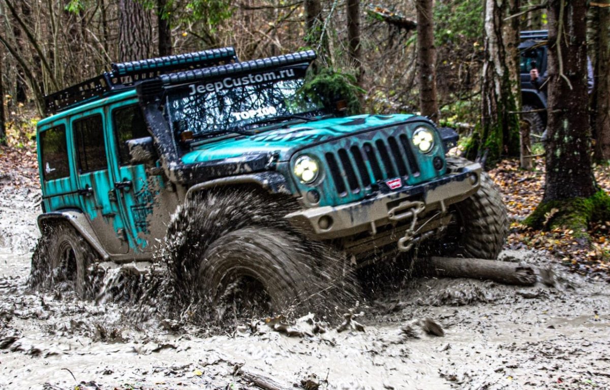 Jeep Wrangler в грязи