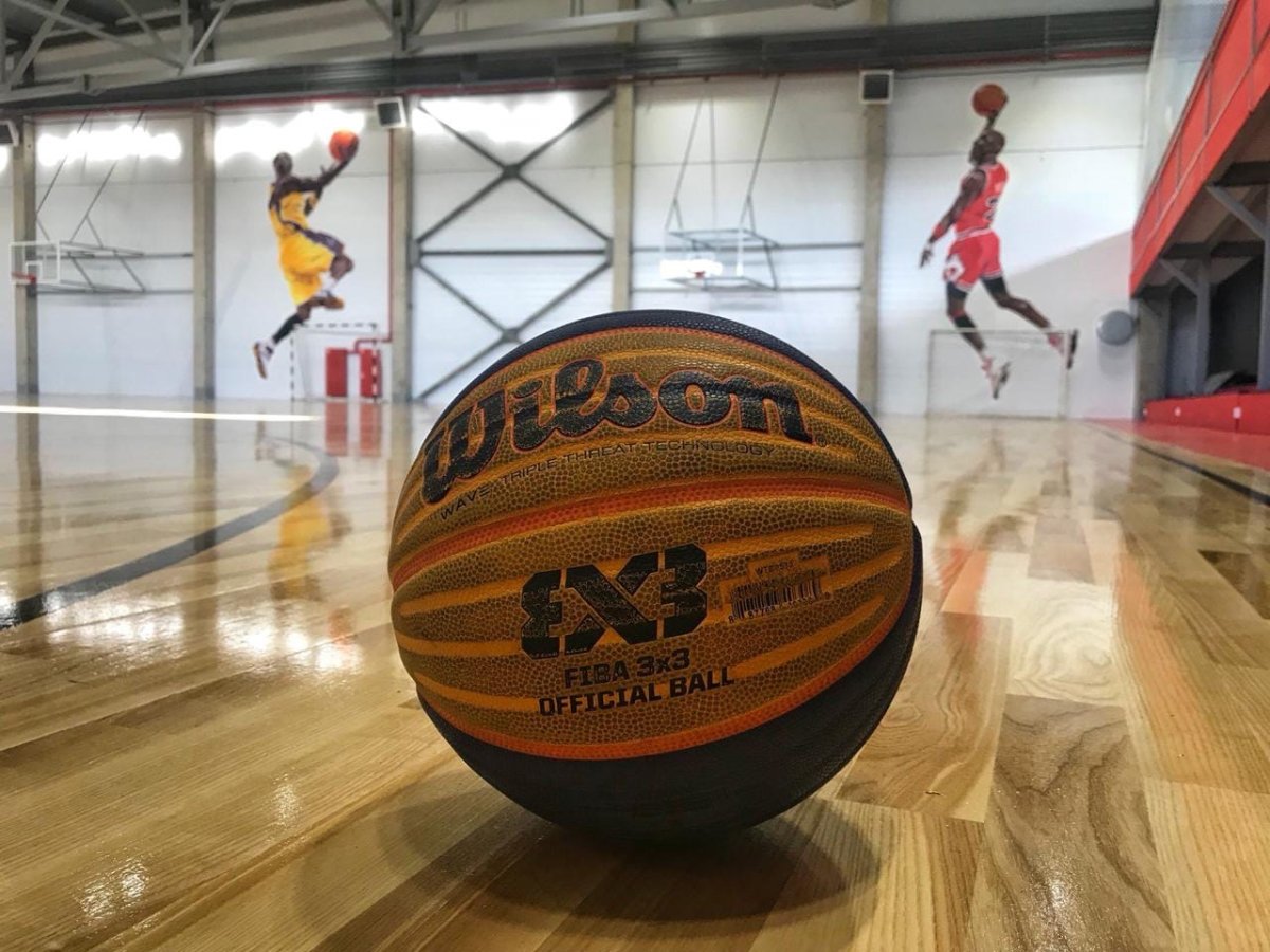 Баскетбольный мяч в центре зала