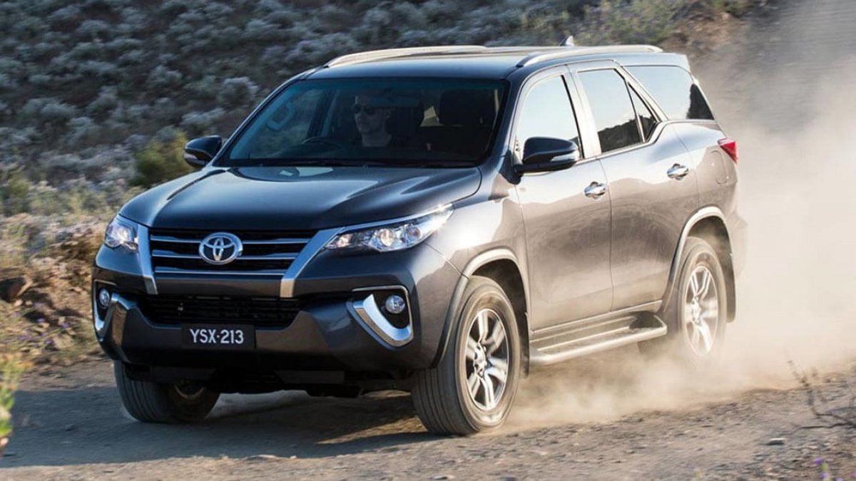 Тойота Fortuner 2015