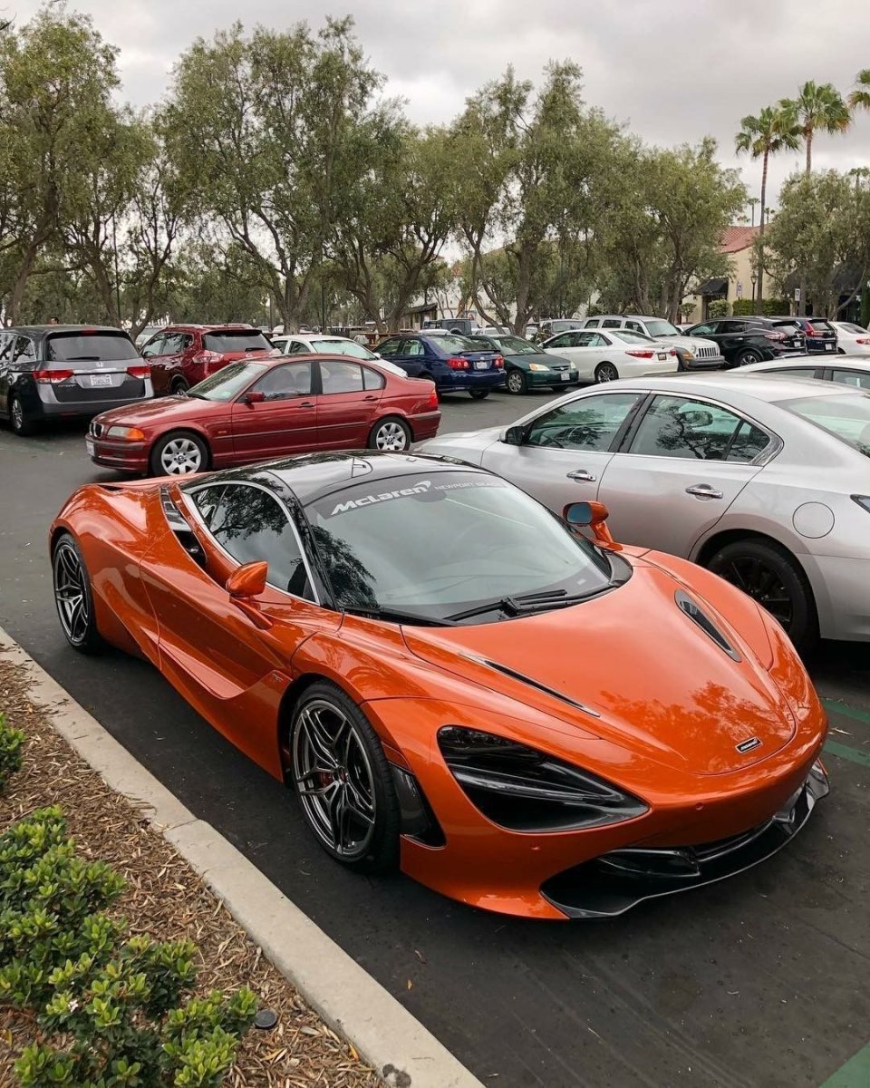 Спорткар MCLAREN 720s