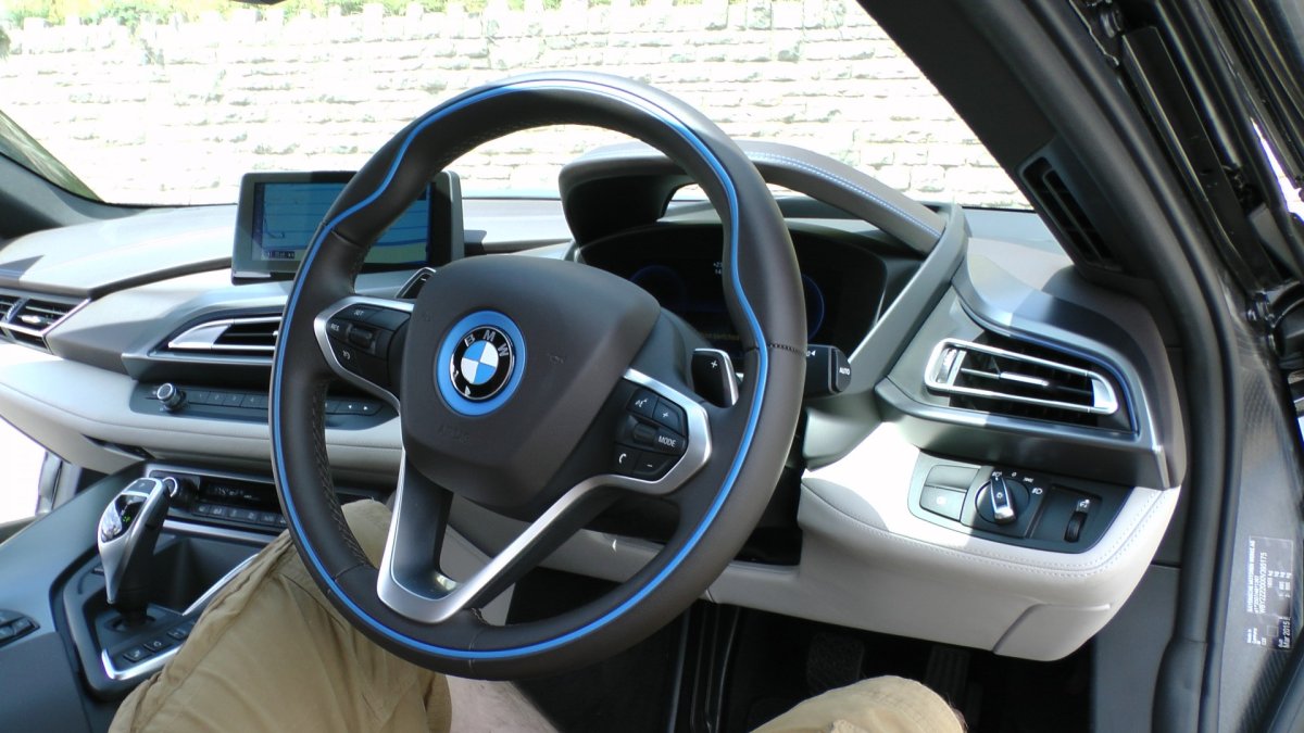 I8 BMW праворульная