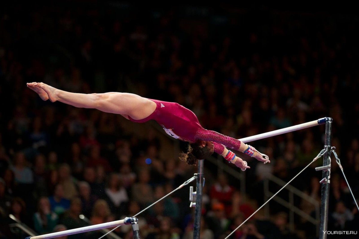 Спортсменка на брусьях