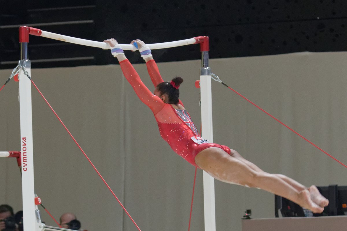 Разновысокие брусья гимнастика женщины