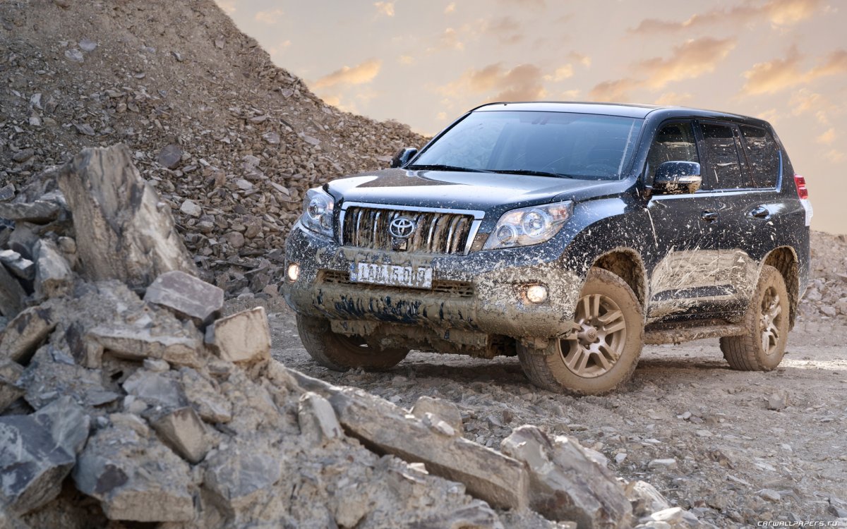 Toyota Land Cruiser в грязи